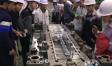 大家正在研究汽車模具結構