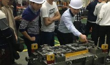 老師正在為學員講解汽車模具結構要點