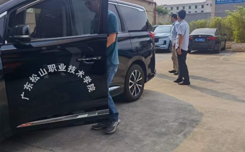 廣東松山職業技術學院的張書記與各院系院長一同到瀟灑職業培訓學校參觀指導工作。